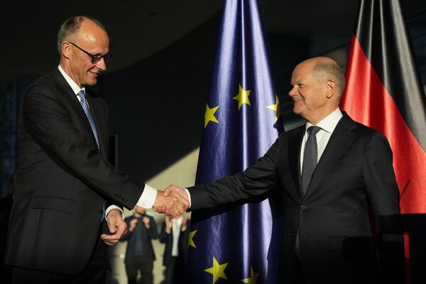 صورة تجمع المستشار الألماني المنتخب حديثا فريدريش ميرتس، والمستشار السابق أولاف شولتز، خلال حفل تسليم في المستشارية في برلين. - سبوتنيك عربي