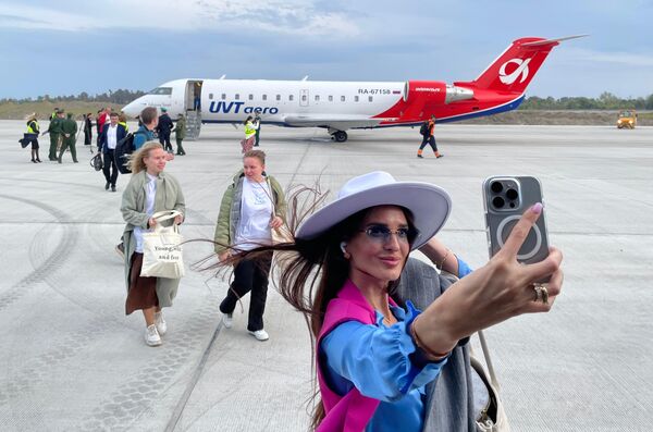 فتاة تلتقط صورة "سيلفي" في أول رحلة جوية بين روسيا وأبخازيا، بعد انقطاع دام 30 عاما. - سبوتنيك عربي