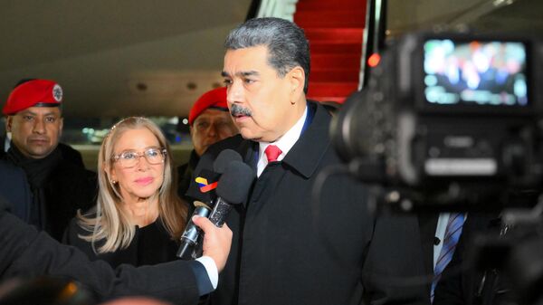 وصول الرئيس الفنزويلي، نيكولاس مادورو، وزوجته سيليا فلوريس، إلى موسكو للمشاركة في الاحتفالات بالذكرى الثمانين للنصر - سبوتنيك عربي