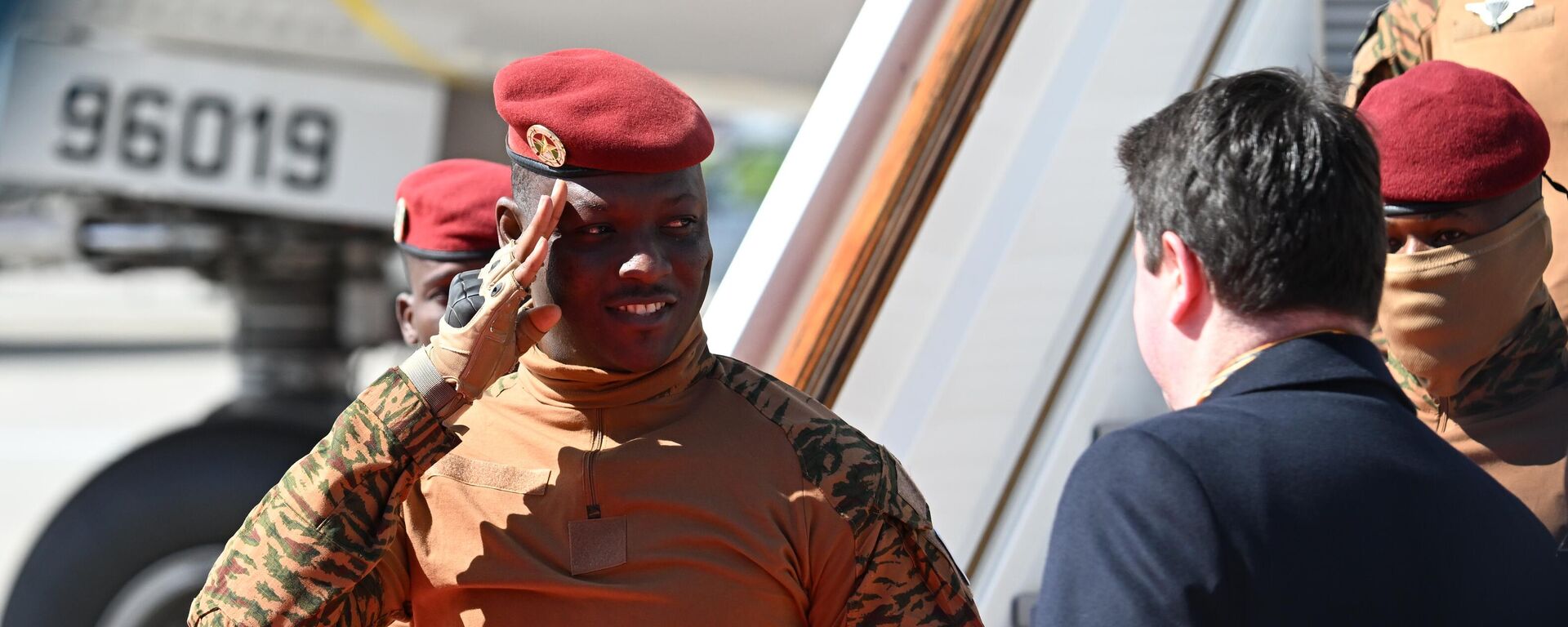 وصول رئيس بوركينا فاسو، إبراهيم تراوري، إلى موسكو للمشاركة في الاحتفالات بالذكرى الثمانين للنصر. - سبوتنيك عربي, 1920, 29.01.2026