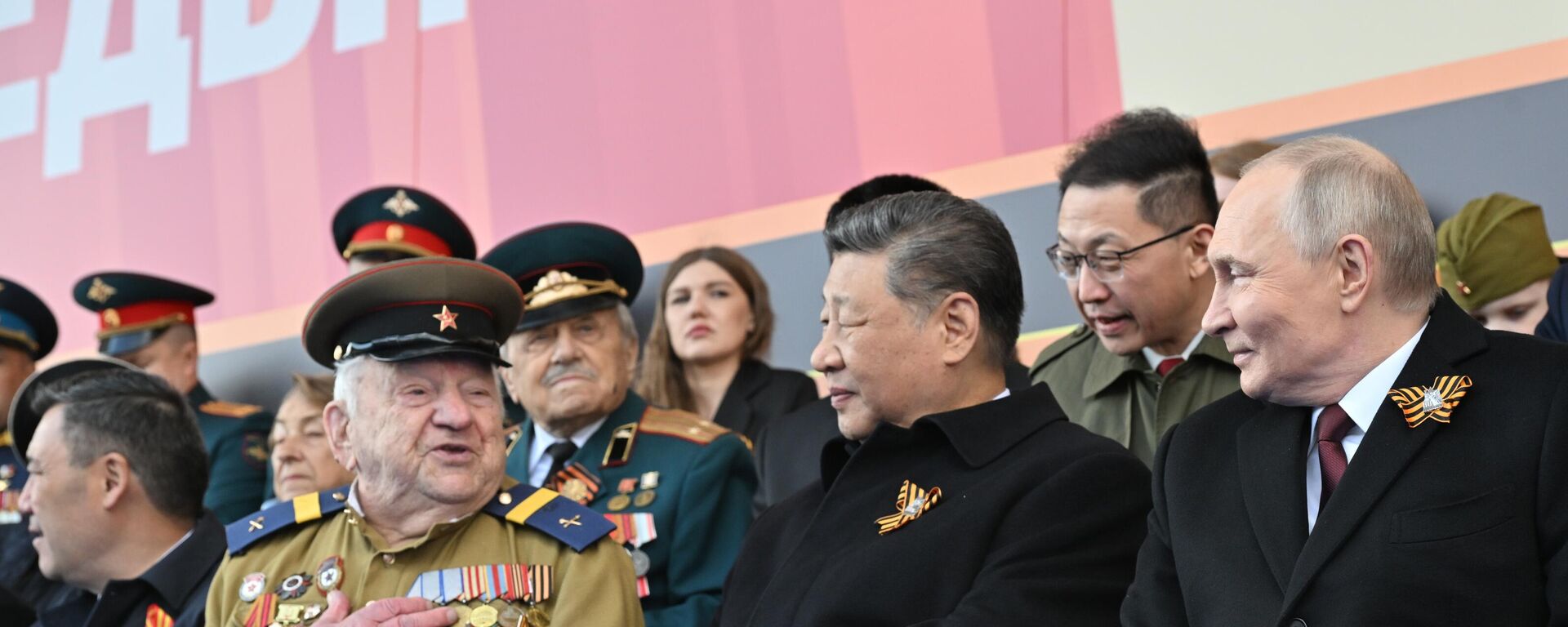 Президент РФ Владимир Путин и председатель КНР Си Цзиньпин (справа налево) на Красной площади в Москве на военном параде, посвященном 80-летию Победы. - سبوتنيك عربي, 1920, 09.05.2025