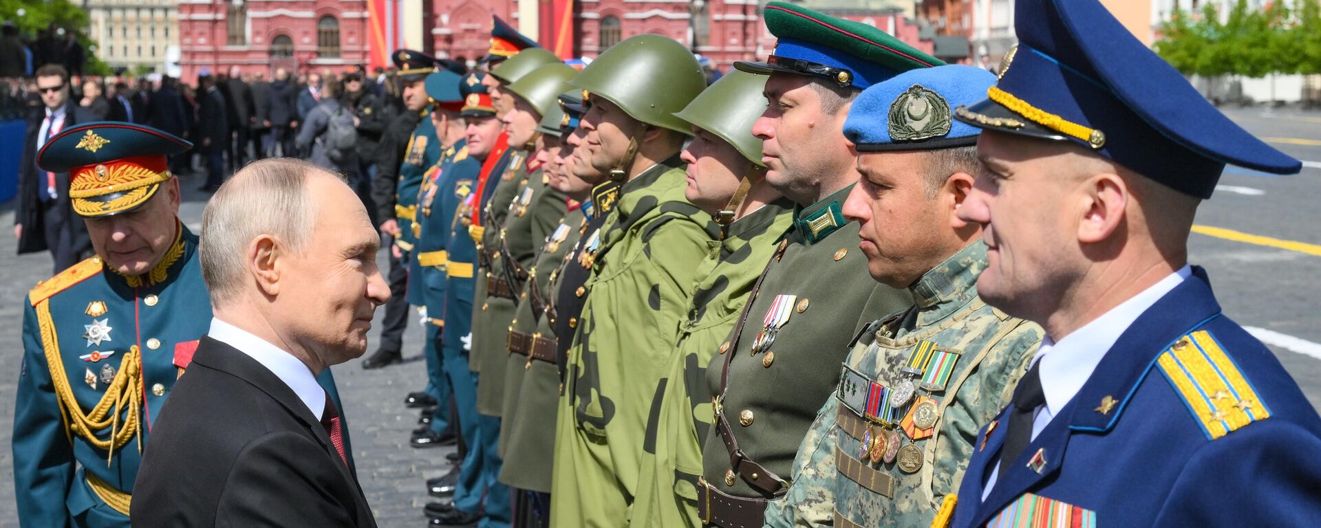 Президент РФ Владимир Путин на Красной площади в Москве на военном параде, посвященном 80-летию Победы - سبوتنيك عربي, 1920, 09.05.2025