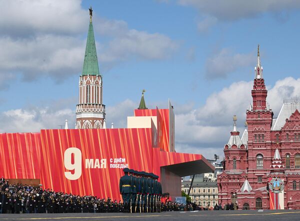 أفراد من فرقة حرس الشرف في الساحة الحمراء في موسكو خلال العرض العسكري المخصص للذكرى الثمانين للنصر في الحرب الوطنية العظمى. - سبوتنيك عربي