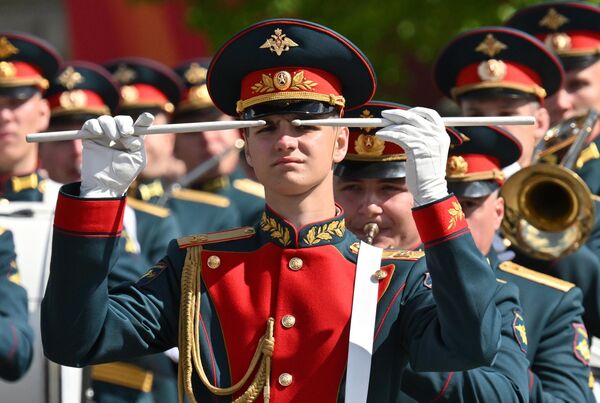 جنود من فوج القائد المنفصل رقم 154 بريوبرازينسكي في الساحة الحمراء في موسكو خلال العرض العسكري المخصص للذكرى الثمانين للنصر في الحرب الوطنية العظمى. - سبوتنيك عربي