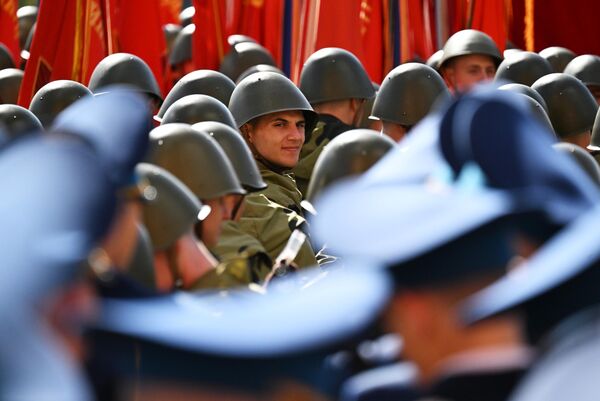 وحدات العرض العسكري في الساحة الحمراء في موسكو قبل بدء العرض العسكري المخصص للذكرى الثمانين للنصر في الحرب الوطنية العظمى. - سبوتنيك عربي