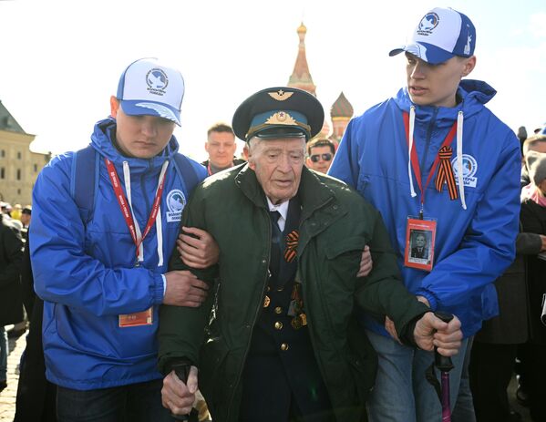 أحد قدامى المحاربين في الحرب الوطنية العظمى في الساحة الحمراء في موسكو قبل بدء العرض العسكري المخصص للذكرى الثمانين للنصر في الحرب الوطنية العظمى. - سبوتنيك عربي