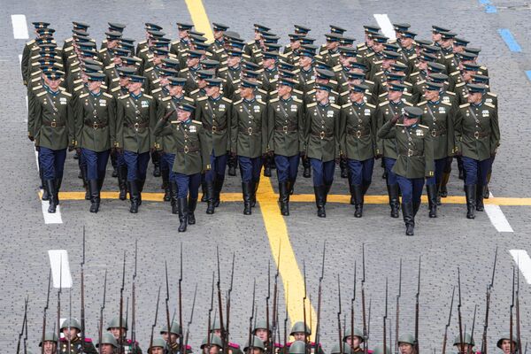 وحدة استعراضية في الساحة الحمراء في موسكو خلال العرض العسكري المخصص للذكرى الثمانين للنصر في الحرب الوطنية العظمى. - سبوتنيك عربي