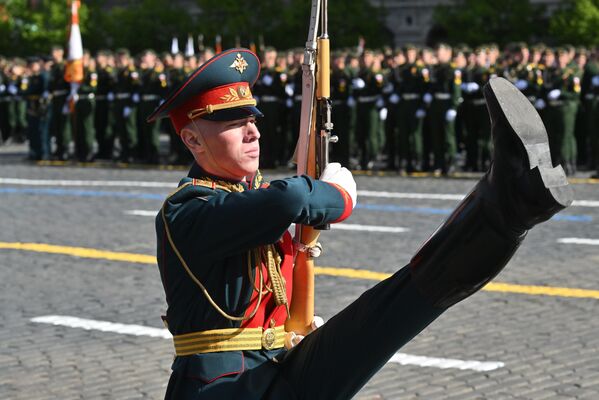 جندي من فوج القائد بريوبرازينسكي رقم 154 في الساحة الحمراء في موسكو قبل بدء العرض العسكري المخصص للذكرى الثمانين للنصر في الحرب الوطنية العظمى. - سبوتنيك عربي