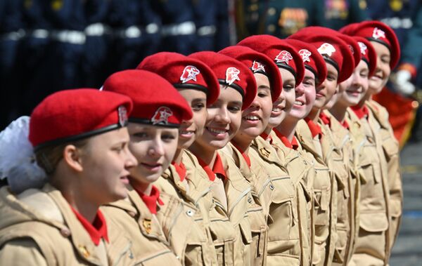 وحدة العرض التابعة لحركة جيش الاتحاد السوفيتي في الساحة الحمراء في موسكو خلال العرض العسكري المخصص للذكرى الثمانين للنصر في الحرب الوطنية العظمى. - سبوتنيك عربي