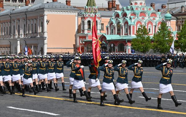 استعراض للجنديات في الساحة الحمراء في موسكو خلال العرض العسكري المخصص للذكرى الثمانين للنصر في الحرب الوطنية العظمى. - سبوتنيك عربي