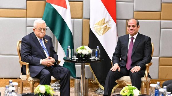 الرئيس المصري، عبد الفتاح السيسي، يلتقي بنظيره الفلسطيني، محمود عباس، بموسكو، على هامش الاحتفالات بيوم النصر بالعاصمة الروسية، 9 مايو/ أيار 2025 - سبوتنيك عربي