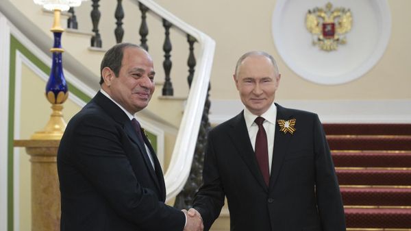 الرئيس الروسي، فلاديمير بوتين، يستقبل نظيره المصري، عبد الفتاح السيسي، خلال لقائهما قبل العرض العسكري بمناسبة يوم النصر في موسكو، روسيا، 9 مايو/ أيار 2025 - سبوتنيك عربي