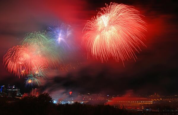 مشاهد لعرض للألعاب النارية في موسكو احتفالا بيوم النصر. تحتفل روسيا بالذكرى الثمانين للنصر في الحرب الوطنية العظمى 1941-1945. - سبوتنيك عربي