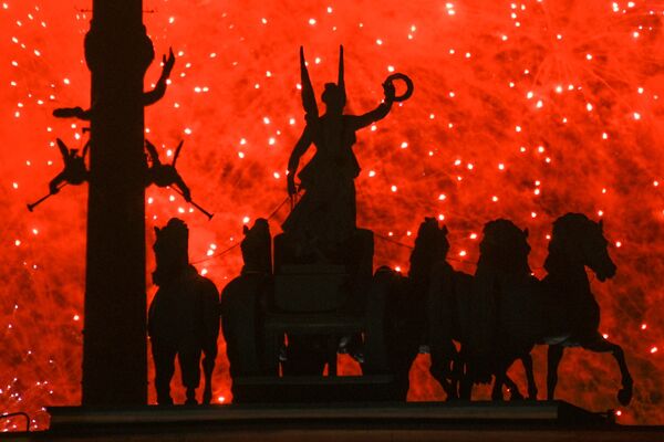 صورة ملتقطة لعرض للألعاب النارية في موسكو وفي المقدمة يظهر تمثال يجسد النصر الروسي. - سبوتنيك عربي