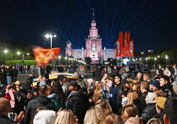 سكان موسكو يحتفلون بعد عرض الألعاب النارية الاحتفالية في موسكو تكريما ليوم النصر. - سبوتنيك عربي