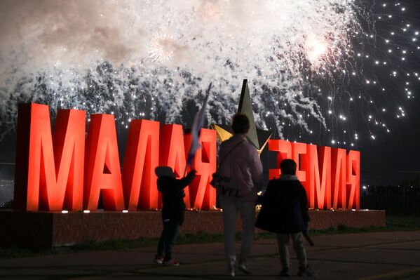 ألعاب نارية احتفالية تكريما للذكرى الثمانين للنصر في الحرب الوطنية العظمى في نوفوروسيسك. - سبوتنيك عربي