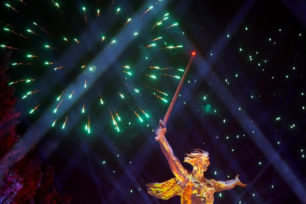 ألعاب نارية احتفالية تكريما للذكرى الثمانين للنصر في الحرب الوطنية العظمى في فولغوغراد. - سبوتنيك عربي