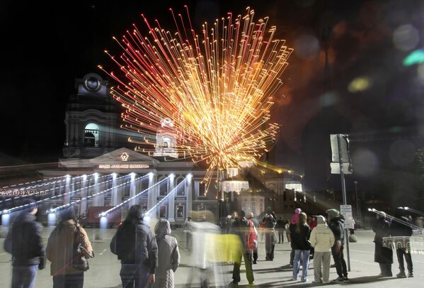 ألعاب نارية احتفالية تكريما للذكرى الثمانين للنصر في الحرب الوطنية العظمى في تولا. - سبوتنيك عربي