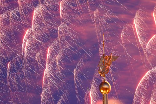 ألعاب نارية احتفالية تكريما للذكرى الثمانين للنصر في الحرب الوطنية العظمى في سانت بطرسبورغ. - سبوتنيك عربي