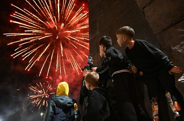 ألعاب نارية احتفالية تكريما للذكرى الثمانين للنصر في الحرب الوطنية العظمى في الساحة المركزية في فلاديفوستوك. - سبوتنيك عربي