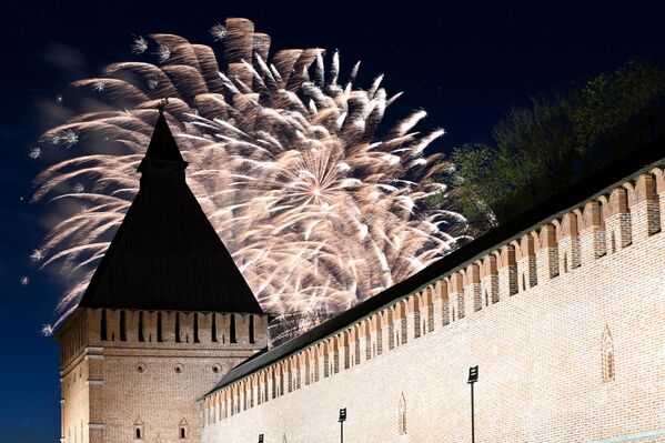 ألعاب نارية احتفالية تكريما للذكرى الثمانين للنصر في الحرب الوطنية العظمى في سمولينسك. - سبوتنيك عربي