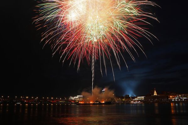 ألعاب نارية احتفالية تكريما للذكرى الثمانين للنصر في الحرب الوطنية العظمى في كراسنويارسك. - سبوتنيك عربي