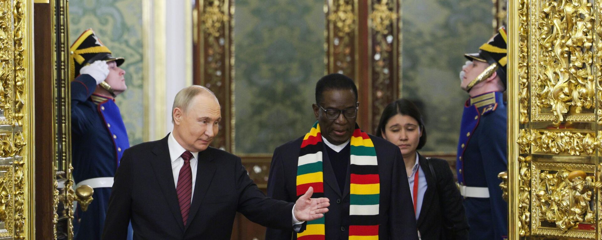 الرئيس الروسي فلاديمير بوتن والرئيس الزيمبابوي إيمرسون منانجاجوا (يمين) خلال اجتماع. - سبوتنيك عربي, 1920, 10.05.2025