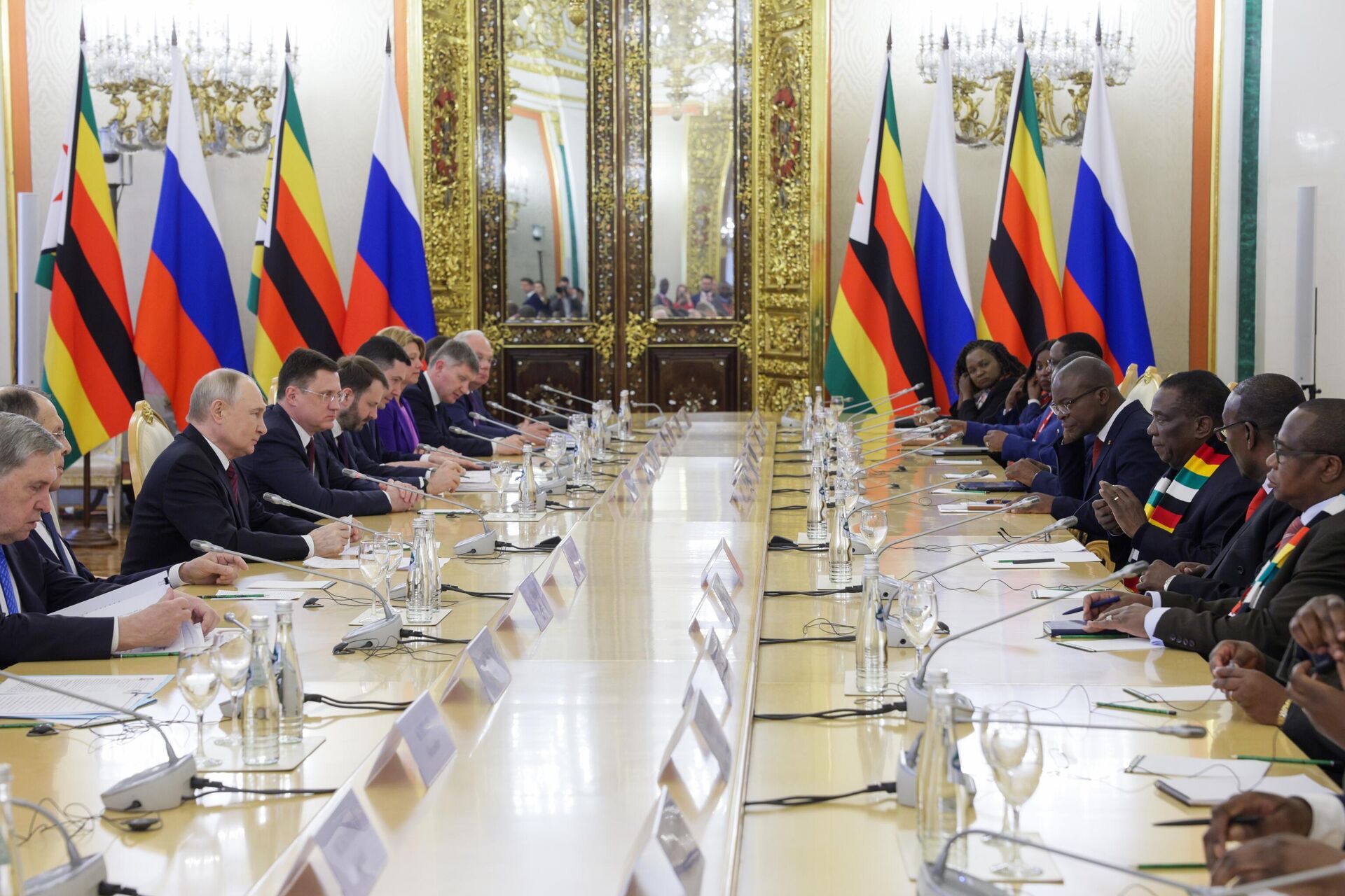 الرئيس الروسي فلاديمير بوتن والرئيس الزيمبابوي إيمرسون منانجاجوا خلال اجتماع. - سبوتنيك عربي, 1920, 10.05.2025