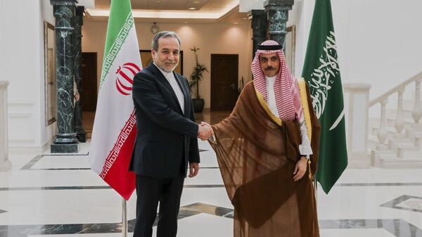 وزير الخارجية السعودي، الأمير فيصل بن فرحان، يستقبل نظيره الإيراني، عباس عراقجي، في جدة، المملكة العربية السعودية، 10 مايو/ أيار 2025 - سبوتنيك عربي