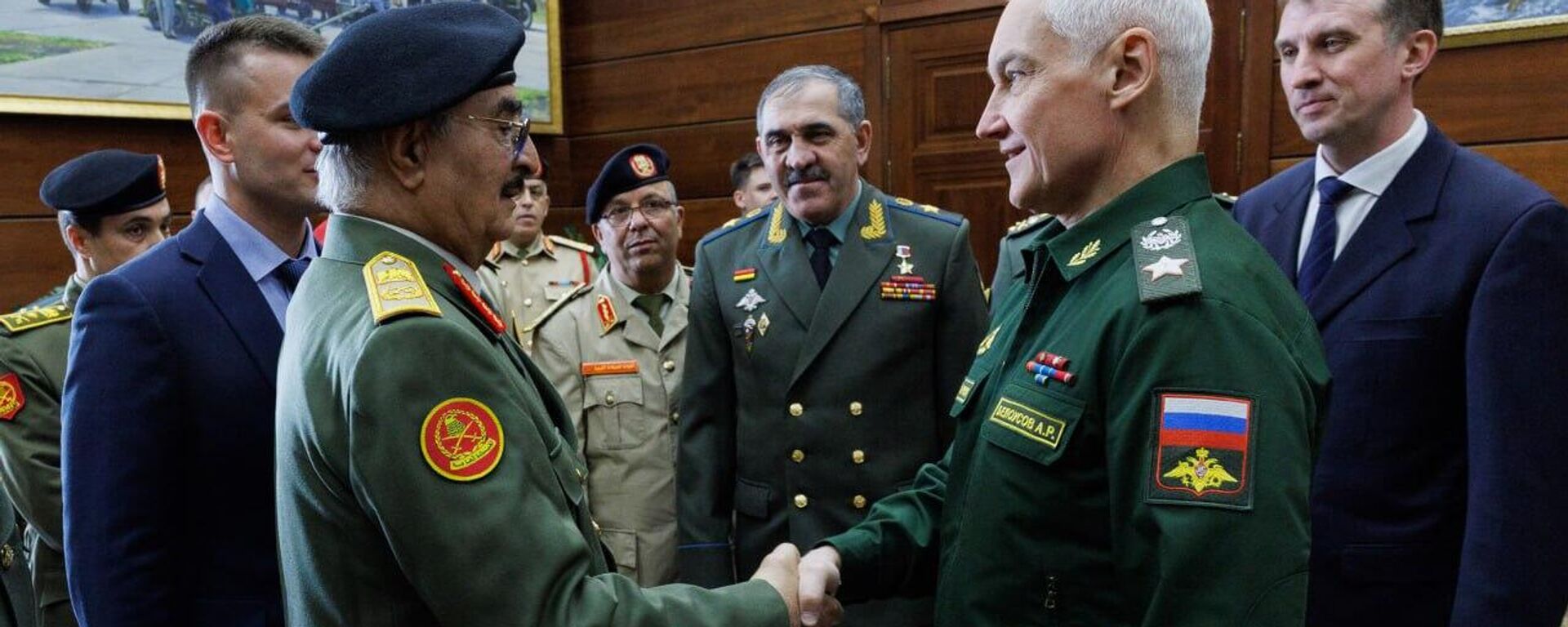 وزير الدفاع الروسي أندريه بيلاوسوف مع قائد الجيش الوطني الليبي المشير خليفة حفتر - سبوتنيك عربي, 1920, 11.05.2025