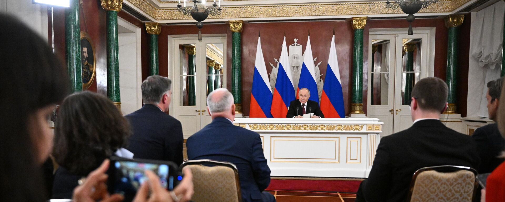 كلمة الرئيس الروسي فلاديمير بوتين أمام ممثلي وسائل الإعلام الروسية والأجنبية - سبوتنيك عربي, 1920, 11.05.2025