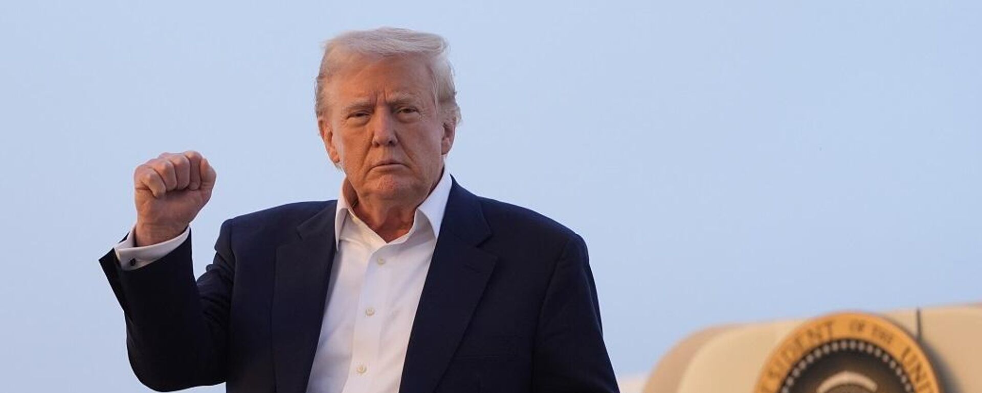 الرئيس الأمريكي، دونالد ترامب، يقف على سلم طائرته الرئاسية - سبوتنيك عربي, 1920, 12.07.2025