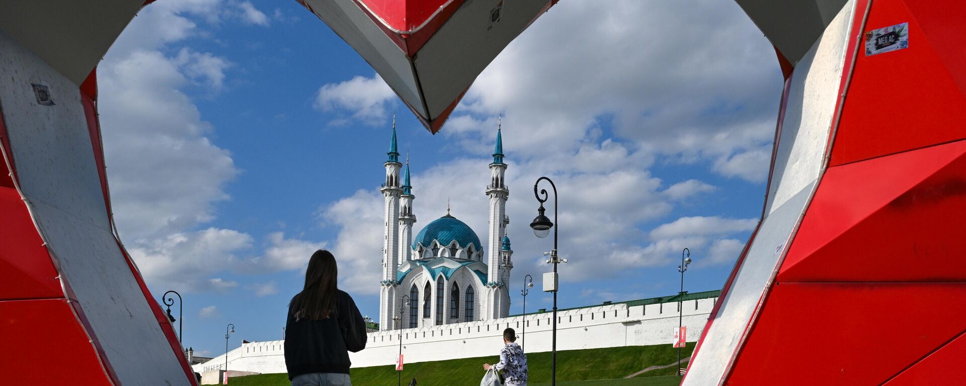 Люди отдыхают возле Казанского кремля - سبوتنيك عربي, 1920, 13.05.2025