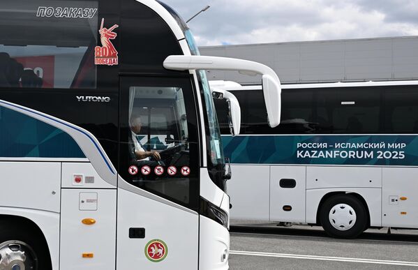 حافلة تحمل رموز المنتدى الاقتصادي الدولي السادس عشر &quot;روسيا - العالم الإسلامي: منتدى قازان&quot;، والذي سيعقد في الفترة من 13 إلى 18 مايو/ أيار الجاري. - سبوتنيك عربي