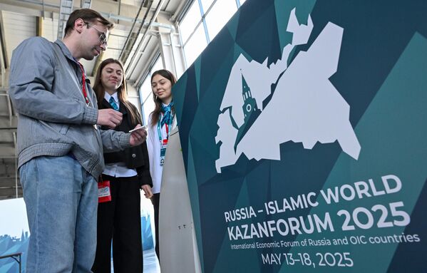 متطوعون يساعدون في تجهيز أسرة مركز الاعتماد التابع للمنتدى الاقتصادي الدولي السادس عشر &quot;روسيا - العالم الإسلامي: منتدى قازان&quot;. - سبوتنيك عربي