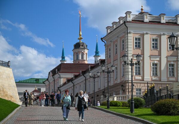 صورة لأشخاص يتجولون في شارع بومان في قازان. - سبوتنيك عربي