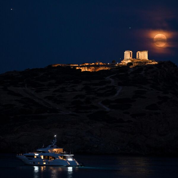  &quot;قمر الزهرة&quot; خلف معبد بوسيدون في  اليونان - سبوتنيك عربي