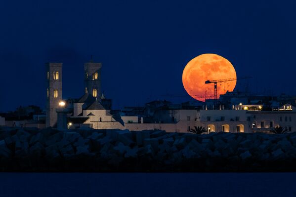 &quot;قمر الزهرة&quot; المكتمل بلونه البرتقالي قرب كاتدرائية &quot;مولفيتا&quot; في إيطاليا - سبوتنيك عربي