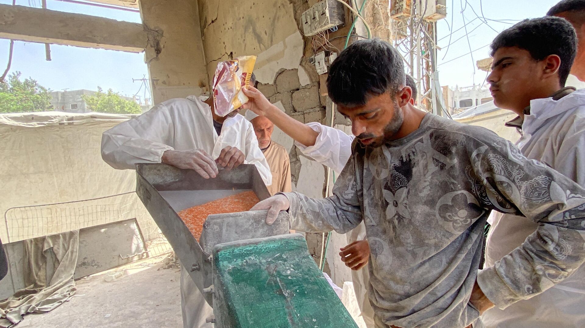 طحن البقوليات بدلا من الدقيق لصنع الخبز في غزة - سبوتنيك عربي, 1920, 13.05.2025