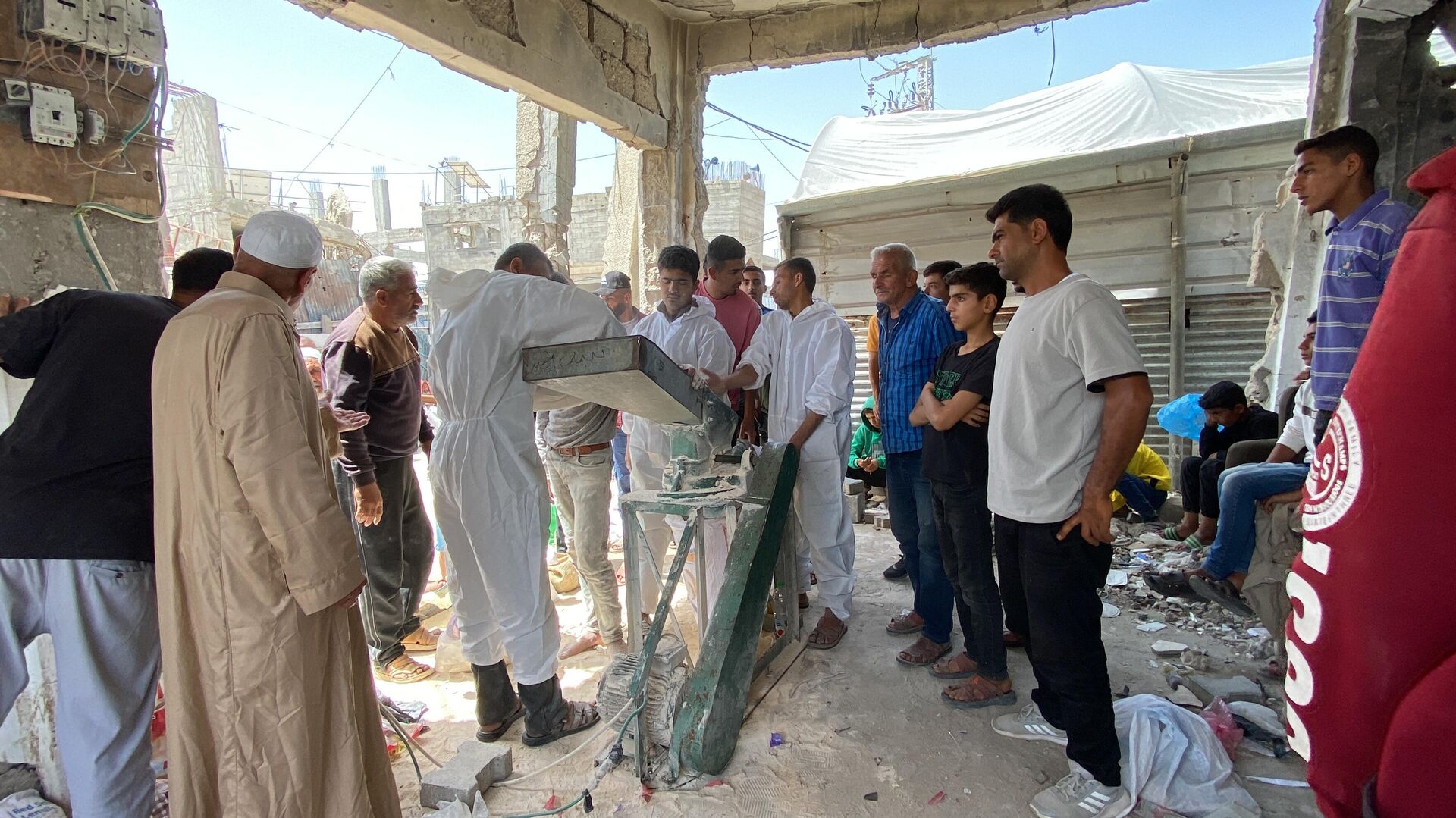 طحن البقوليات بدلا من الدقيق لصنع الخبز في غزة - سبوتنيك عربي, 1920, 13.05.2025