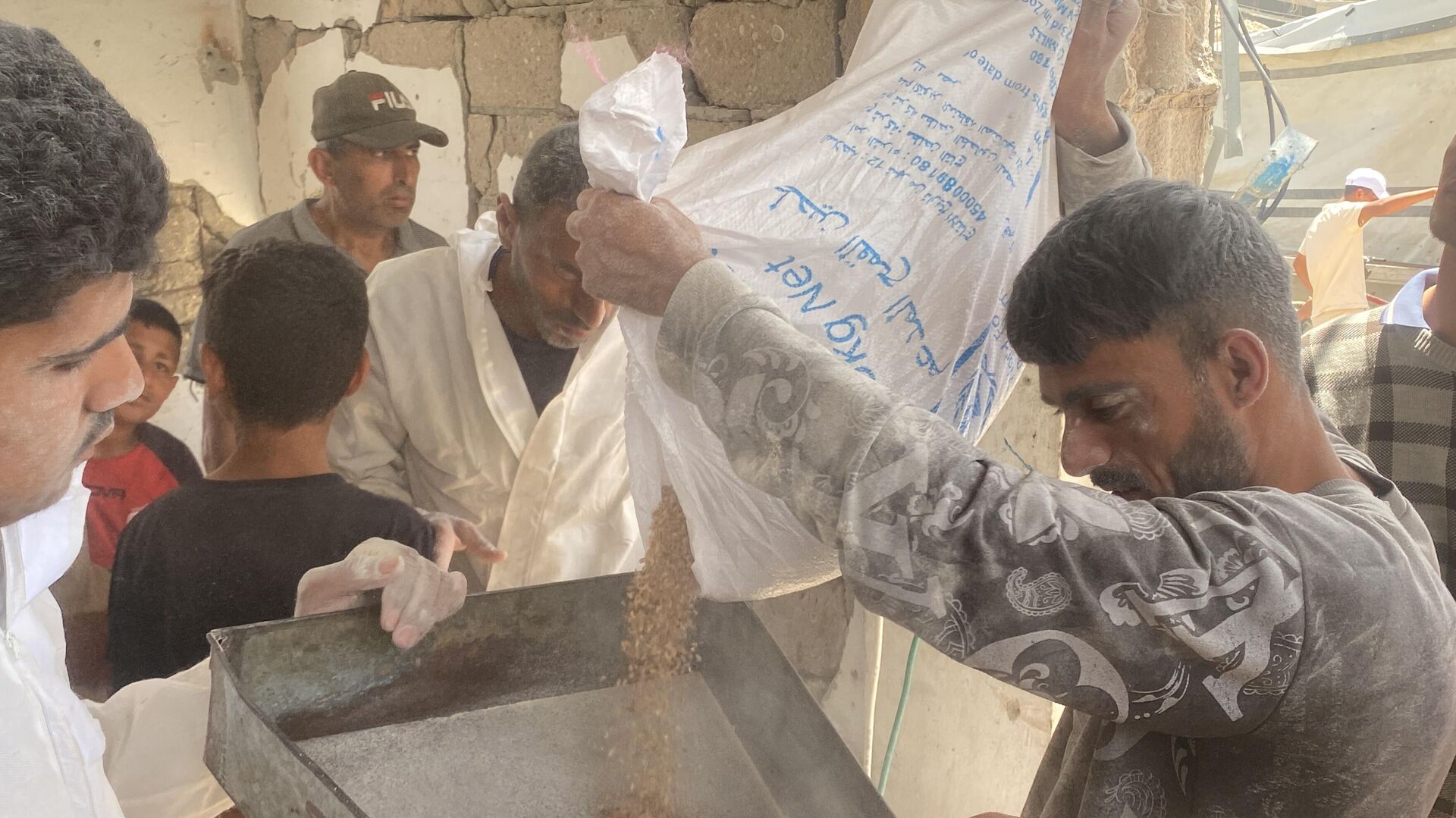 طحن البقوليات بدلا من الدقيق لصنع الخبز في غزة - سبوتنيك عربي, 1920, 13.05.2025