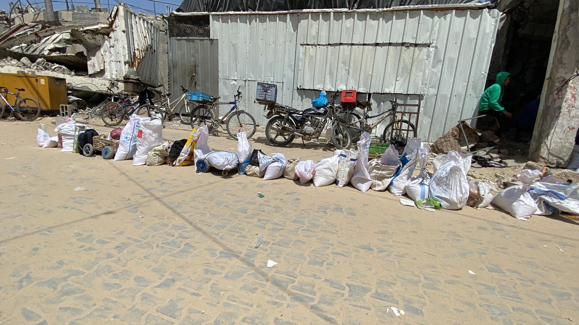 طحن البقوليات بدلا من الدقيق لصنع الخبز في غزة - سبوتنيك عربي, 1920, 13.05.2025