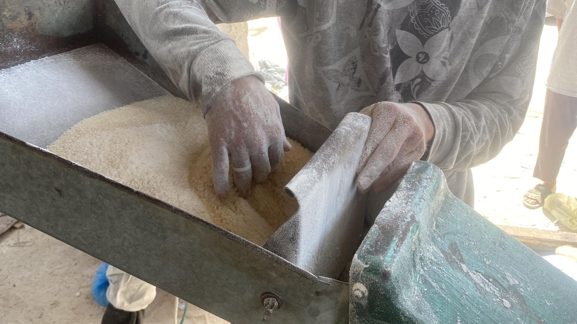 طحن البقوليات بدلا من الدقيق لصنع الخبز في غزة - سبوتنيك عربي, 1920, 13.05.2025