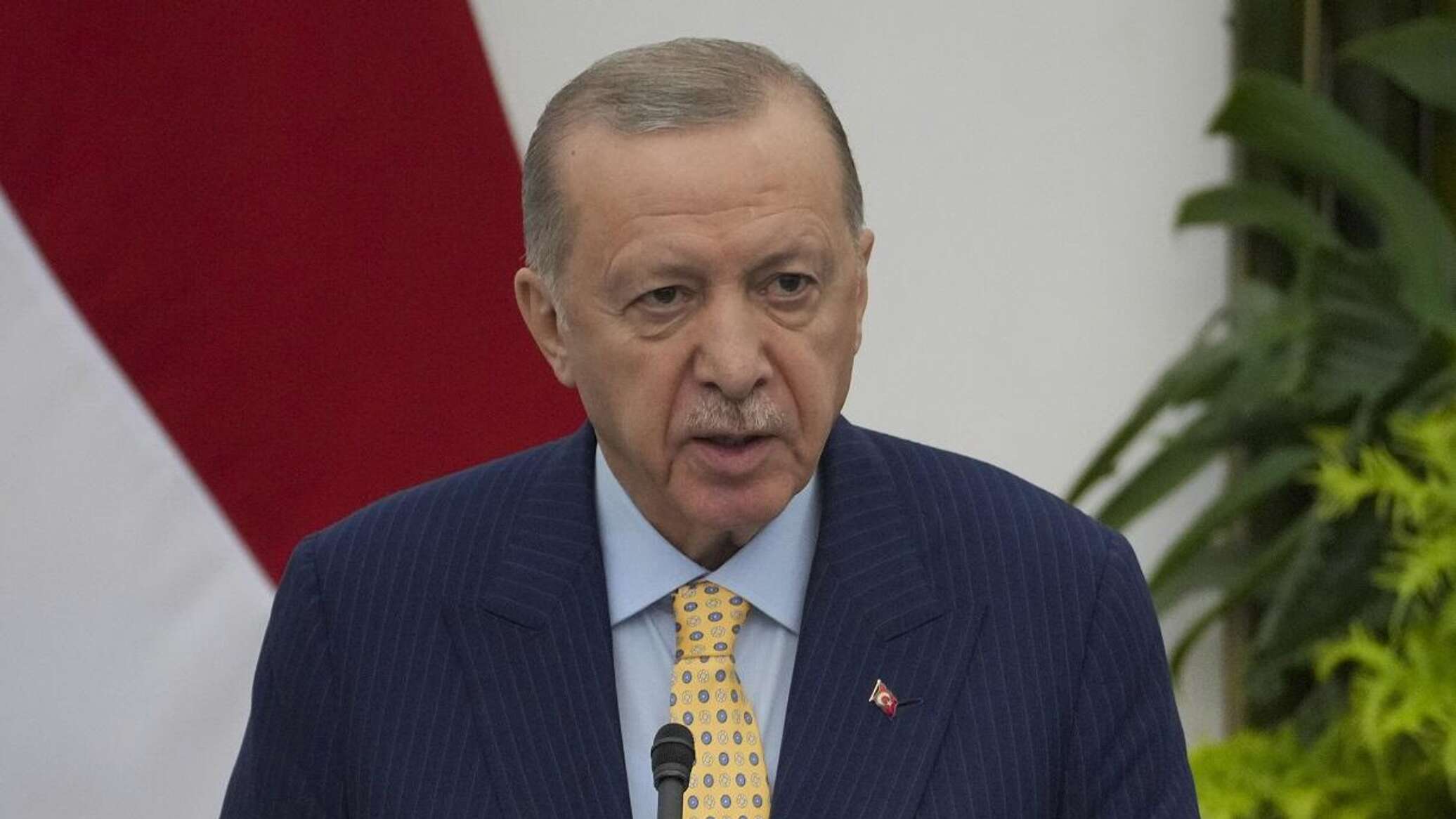دون أن ينهض عن كرسيه... أردوغان يرد بقوة على لفتة ماكرون "الاستعلائية"... فيديو