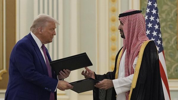  ترامب وولي العهد السعودي الأمير محمد بن سلمان يتبادلان الوثائق خلال حفل توقيع في القصر الملكي - سبوتنيك عربي