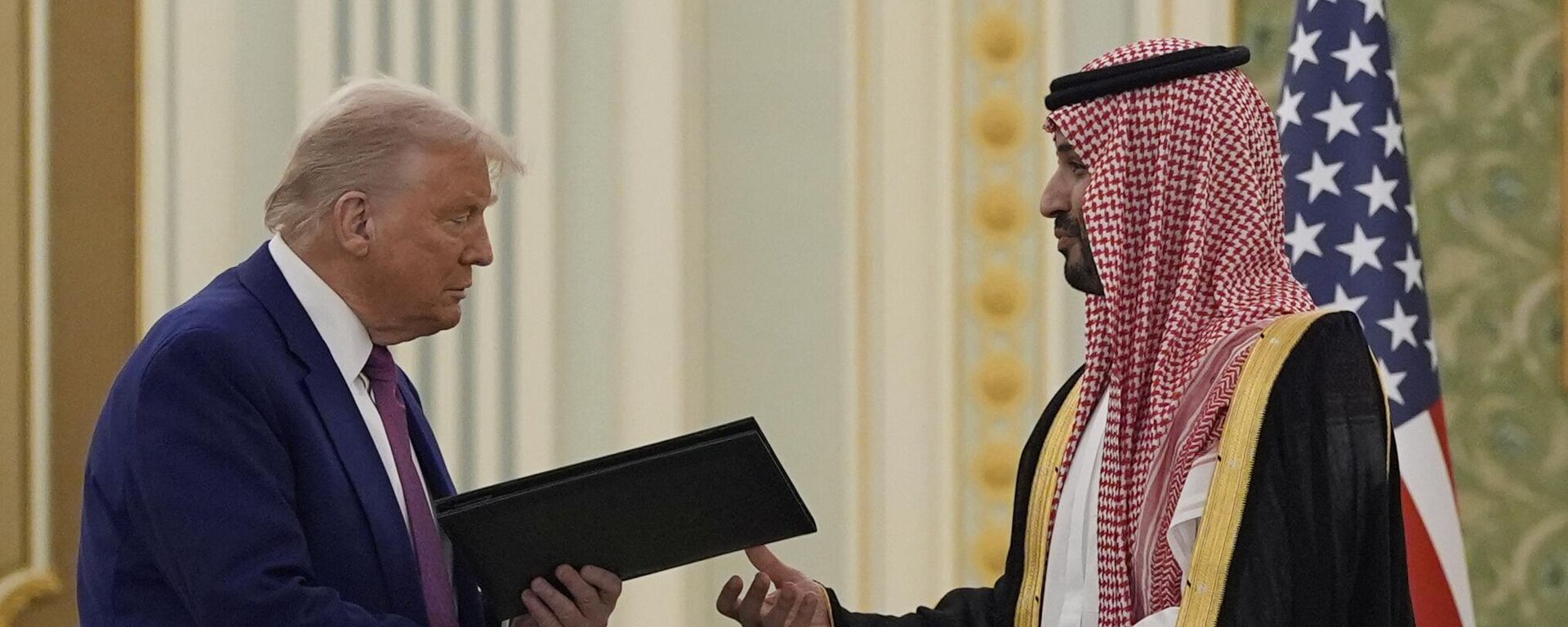  ترامب وولي العهد السعودي الأمير محمد بن سلمان يتبادلان الوثائق خلال حفل توقيع في القصر الملكي - سبوتنيك عربي, 1920, 13.05.2025