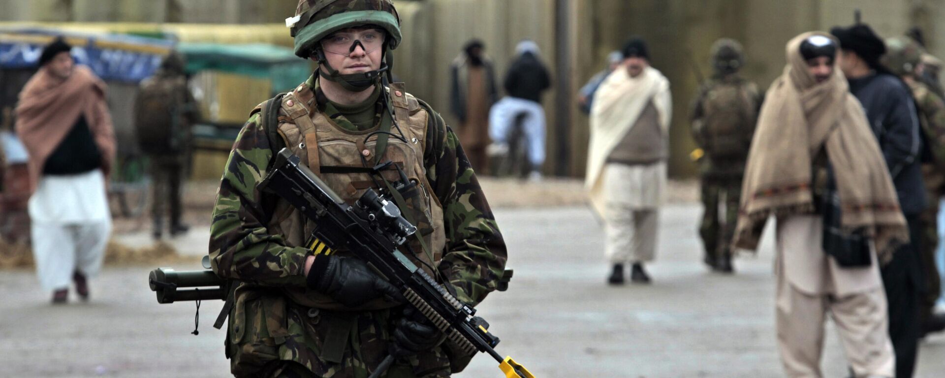 جنود بريطانيون يقومون بدورية في قرية إشمارا الأفغانية - سبوتنيك عربي, 1920, 13.05.2025