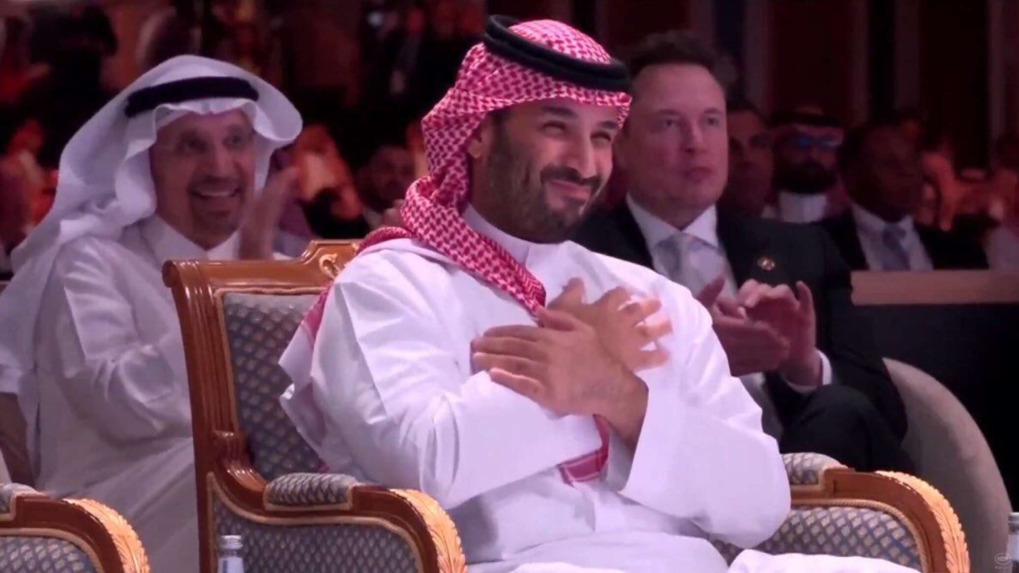 شاهد ردة فعل ولي العهد السعودي على قرار ترامب بشأن سوريا... فيديو