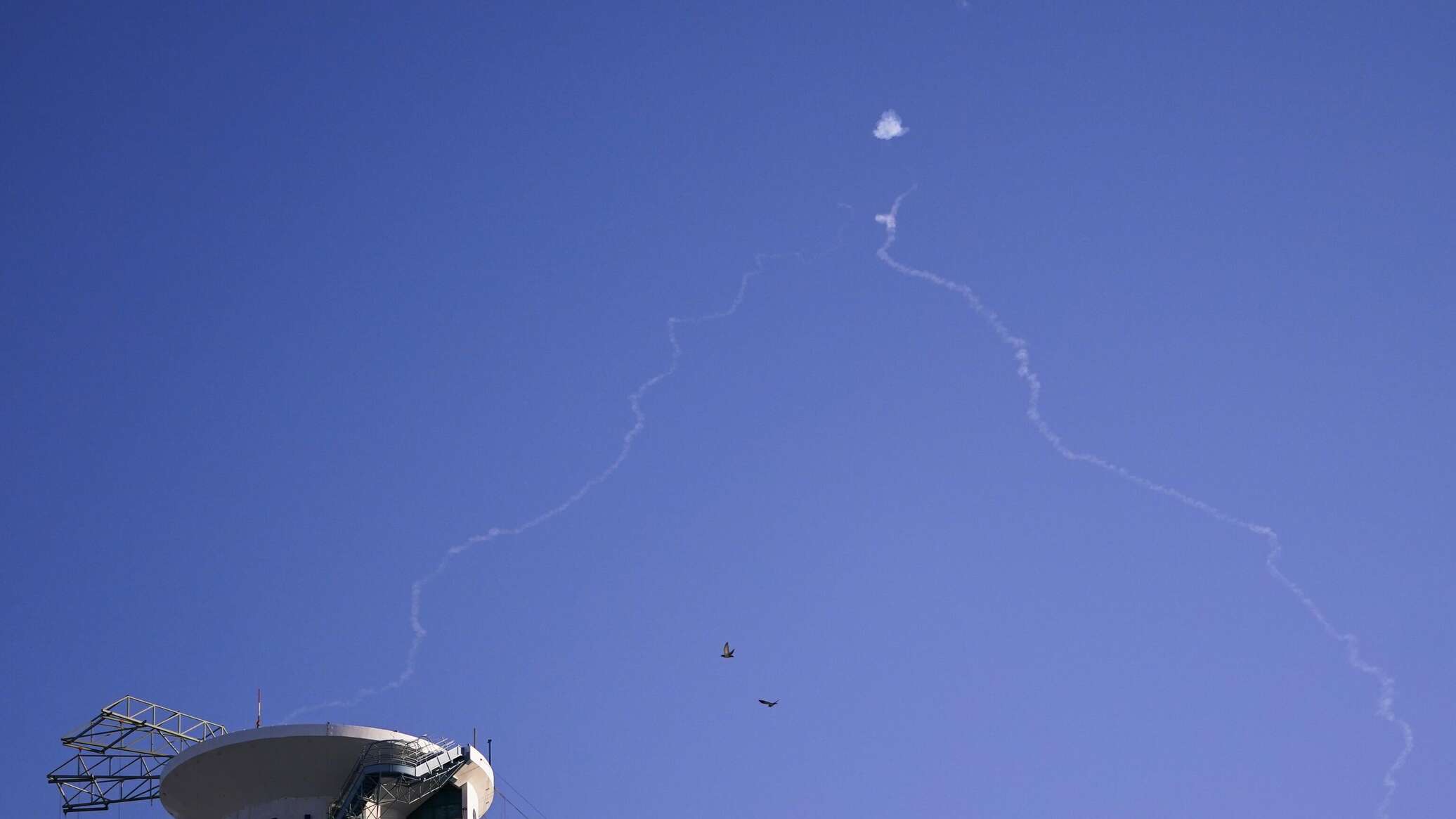 ثالث صاروخ يمني يضرب إسرائيل خلال 24 ساعة.. وتعليق حركة الطيران في مطار بن غوريون