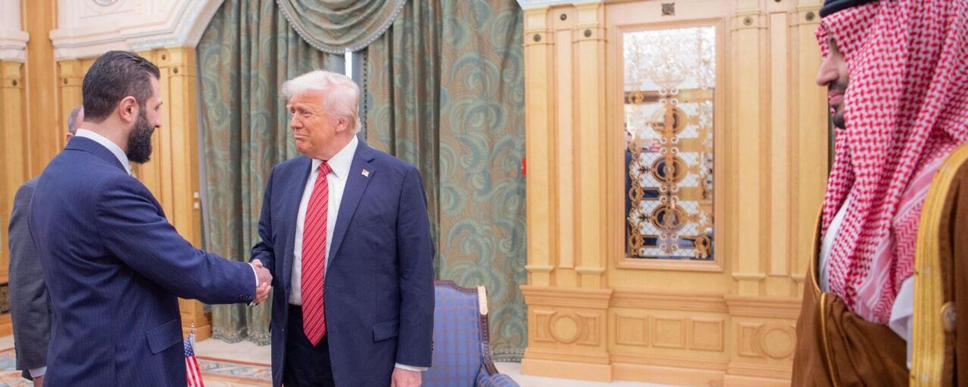 الرئيس الأميركي دونالد ترامب يلتقي بالرئيس السوري للمرحلة المؤقته أحمد الشرع، ، بحضور ولي العهد السعودي الأمير محمد بن سلمان - سبوتنيك عربي, 1920, 14.05.2025